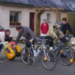 Premier départ, au petit matin, entourés de la famille en pyjama...